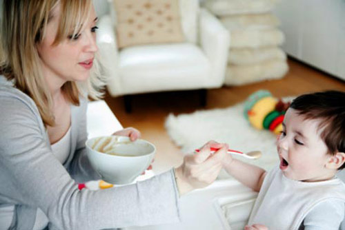 Bác sĩ Tây ‘vạch tội’ mẹ cho con ăn - 1