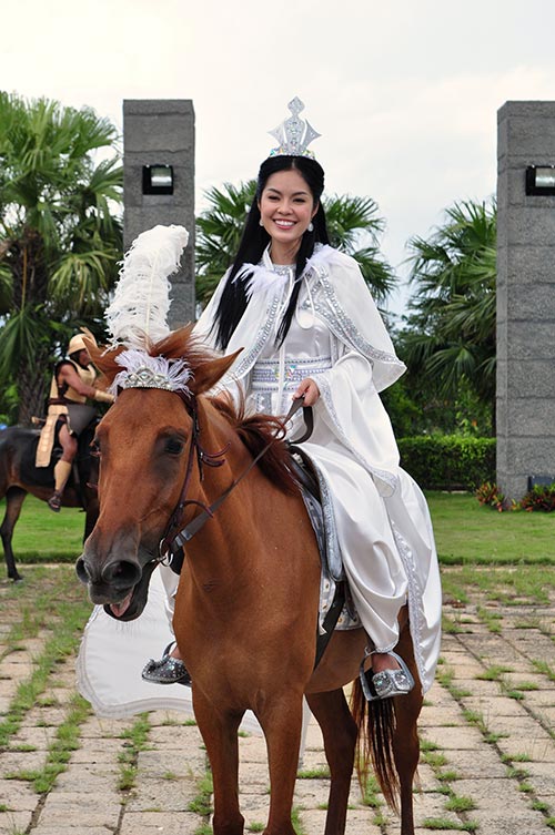 Dương Cẩm Lynh khuấy động rạp chiếu Phim Tết 2014 - 2