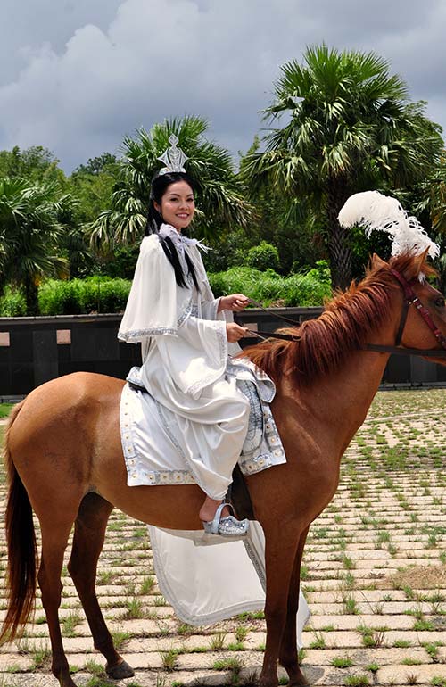 Dương Cẩm Lynh khuấy động rạp chiếu Phim Tết 2014 - 3