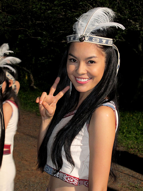 Dương Cẩm Lynh khuấy động rạp chiếu Phim Tết 2014 - 4