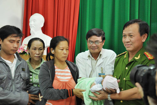 Bé trai bị bắt cóc: Bố mẹ xúc động nhận lại con - 2