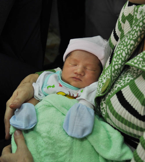 Bé trai bị bắt cóc: Bố mẹ xúc động nhận lại con - 3