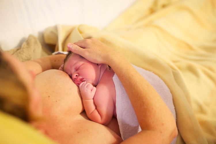Ngay sau sinh, em bé được nằm gọn trong lòng mẹ và bú những dòng sữa ấm nóng đầu tiên.
