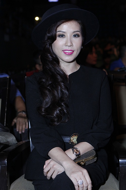 Thu Minh khoe vòng 1 gợi cảm bên chồng - 11