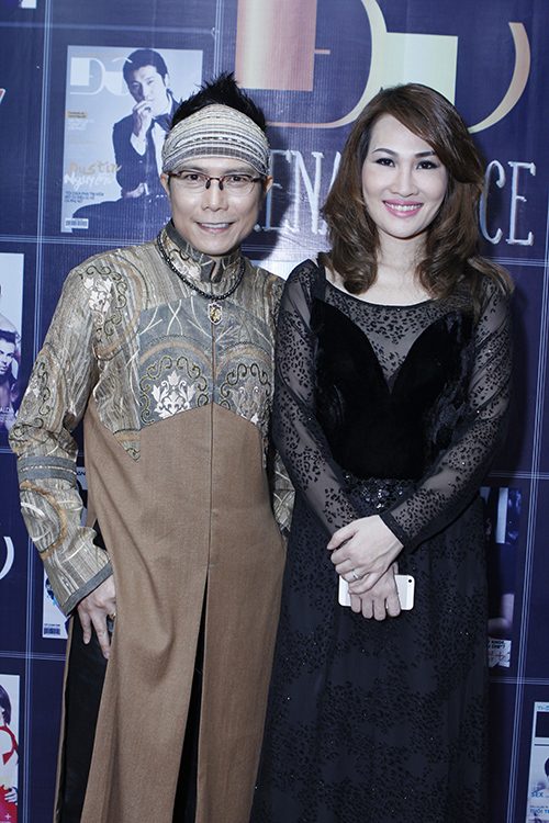 Thu Minh khoe vòng 1 gợi cảm bên chồng - 15