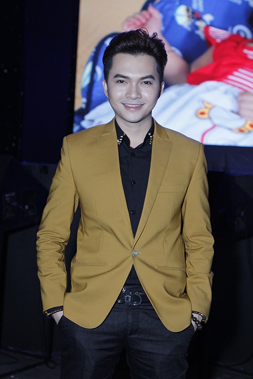 Thu Minh khoe vòng 1 gợi cảm bên chồng - 16