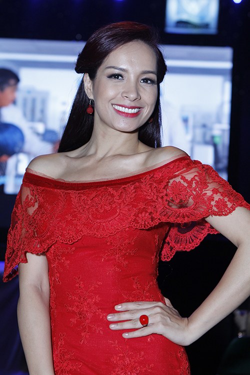 Thu Minh khoe vòng 1 gợi cảm bên chồng - 17