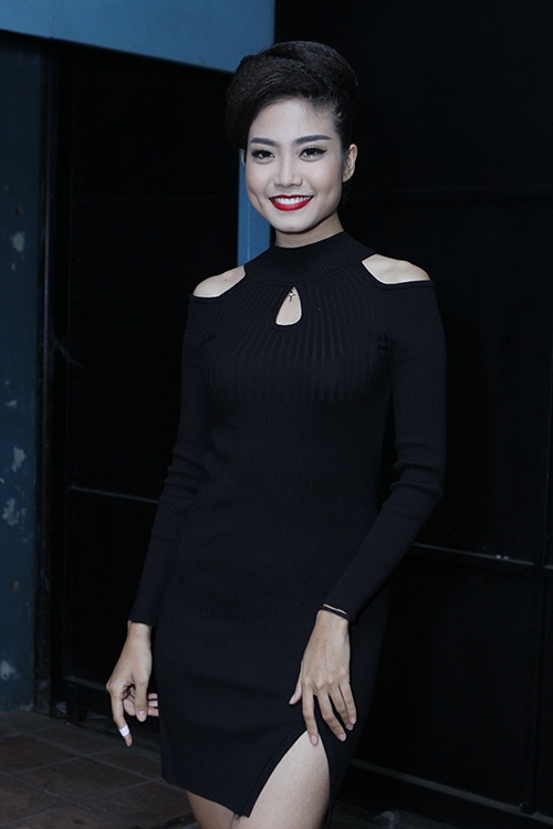 Thu Minh khoe vòng 1 gợi cảm bên chồng - 19