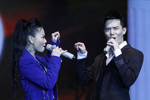 Thu Minh khoe vòng 1 gợi cảm bên chồng - 3