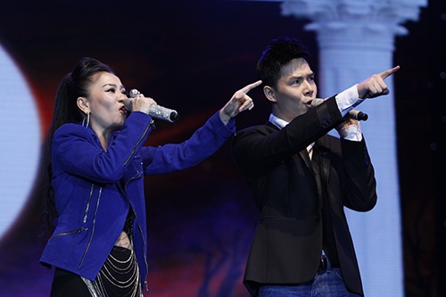 Thu Minh khoe vòng 1 gợi cảm bên chồng - 5