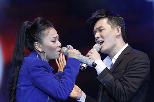 Thu Minh khoe vòng 1 gợi cảm bên chồng - 6