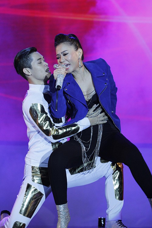 Thu Minh khoe vòng 1 gợi cảm bên chồng - 8