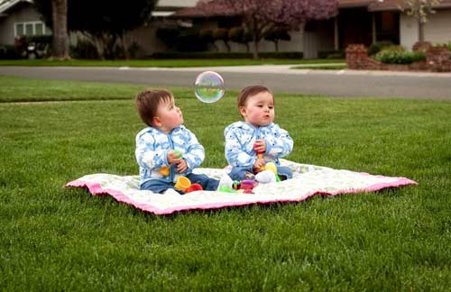 Thú vị ảnh bố chụp con sinh đôi từng ngày - 10