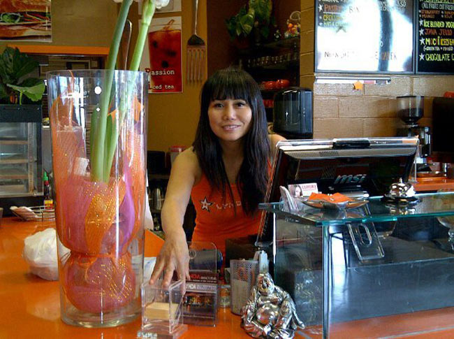 Nữ ca sỹ Lynda Trang Đài cũng kiếm bộn tiền nhờ kinh doanh hàng ăn này.

Bài liên quan:

Cơ ngơi đồ sộ của nữ tỷ phú người Mỹ

Bàn trang điểm của sao nào điệu nhất?

Mê mẩn nhà triệu đô của chị em Cẩm Ly

Lee Min Ho ở nhà tiền tỷ trong 'The Heirs'

Nhà bé xinh của 2 người đẹp VN Idol

Choáng vì nhà 'ngập' đồ cổ của sao Việt
