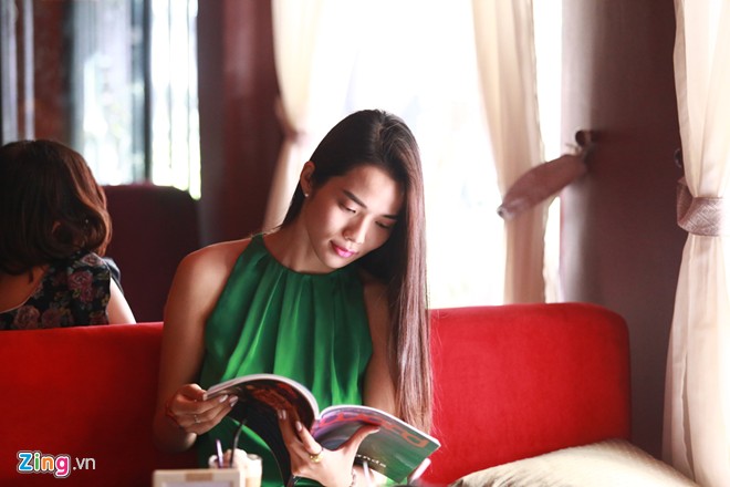 Ưng Hoàng Phúc đưa đón bạn gái chân dài - 2