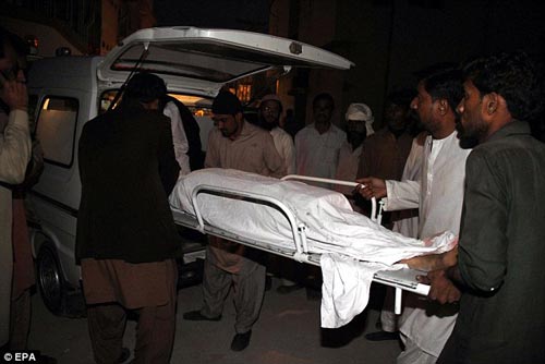 Pakistan: Xe tải tông xe buýt, 19 HS thiệt mạng - 1