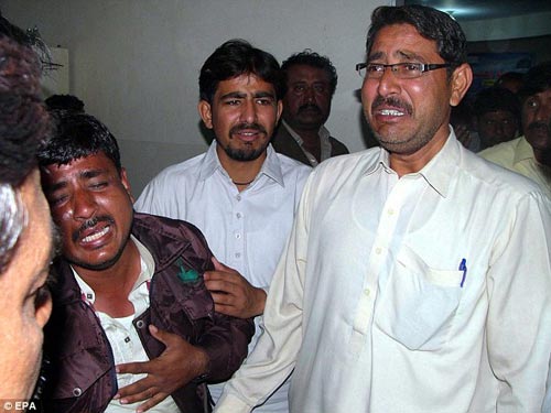 Pakistan: Xe tải tông xe buýt, 19 HS thiệt mạng - 3