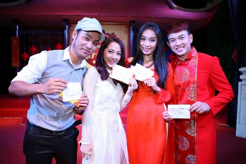 Sao Việt rủ nhau diện áo dài du Xuân - 12