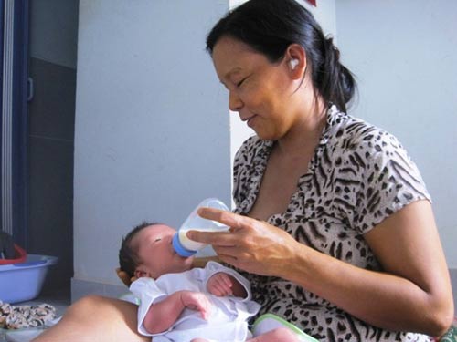 Mẹ sốc khi nghe tin con được bán giá 10 triệu - 1