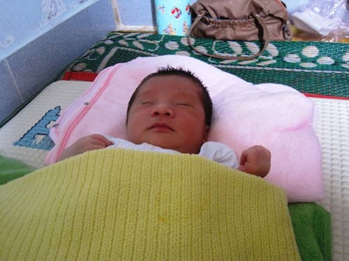 Mẹ sốc khi nghe tin con được bán giá 10 triệu - 2