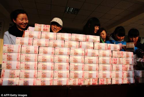 Cận cảnh núi tiền thưởng Tết của nông dân TQ - 4