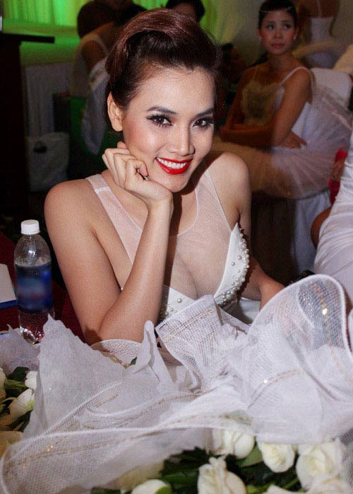 Trang Nhung lắm quot;chiêu tròquot; với vòng 1 - 2