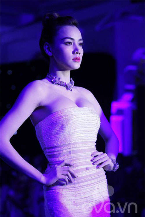 Trang Nhung lắm quot;chiêu tròquot; với vòng 1 - 6