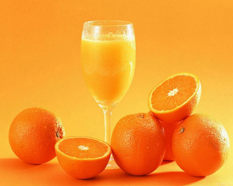 Nước cam

Bạn có thể đã nghe qua về vai trò của các loại khoáng chất axit folate và folic trong thời gian mang thai. Chất dinh dưỡng này rất cần thiết để ngăn ngừa khuyết tật bẩm sinh sớm trong thai kỳ và đảm bảo có một thai kỳ khỏe mạnh sau này. Vì vậy đừng quên bổ sung khoảng 600 microgram mỗi ngày.

Kali có trong nước cam cũng rất tốt trong quá trình trao đổi chất và bổ sung sức khỏe tổng thể cho bạn. Ngoài ra, nước cam còn là nguồn thực phẩm dồi dào Vitamin C – có tác dụng chống cảm lạnh, giúp cơ thể hấp thụ sắt tốt hơn và giúp cho răng cũng như xương em bé khỏe mạnh. Bạn cũng có thể nhận được vitamin C từ súp lơ xanh, cà chua, dâu tây, ớt đỏ và một loạt các loại trái cây họ cam quýt.
