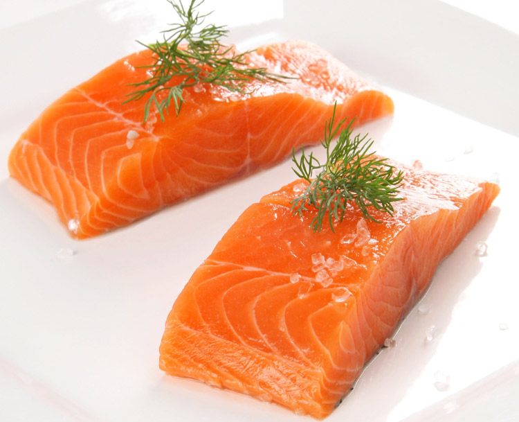 Cá hồi

Axit béo omega-3 (hay còn gọi là DHA và EPA) trong cá giúp não em bé phát triển và thông minh hơn. Đồng thời nhiều nghiên cứu còn chứng minh rằng, bổ sung đầy đủ dưỡng chất này trong thời gian mang thai giúp nâng cao kỹ năng vận động và tốt cho hệ thần kinh của trẻ. Omega-3 còn tốt cho sự phát triển mát của em bé.

Bạn lo lắng sợ cá hồi sẽ chứa lượng thủy ngân cân? Tuy nhiên, hãy yên tâm nhé, vì cá hồi chưa lượng thủy ngân rất thấp và được coi là an toàn cho phụ nữ mang thai. Bà bầu cần ăn đủ 350gam/tuần để bổ sung đầy đủ dưỡng chất. Thêm vào đó, bạn có thể ăn thêm quả óc chó và hạnh nhân cũng chứa dưỡng chất omega-3.
