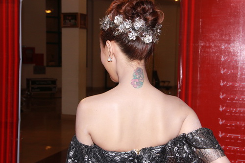 Hot girl Kelly khoe hình xăm có một không hai - 4