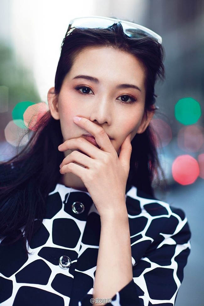 Lâm Chí Linh thực hiện những shoot hình đúng như sở trưởng của cô: trở thành người mẫu và khoác lên mình những trang phục hàng hiệu
