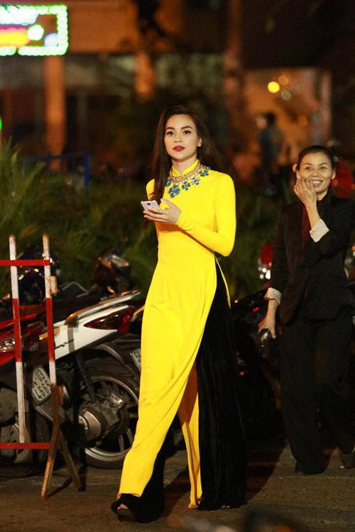 Hồ Ngọc Hà một mình lái xế hộp đi diễn - 6