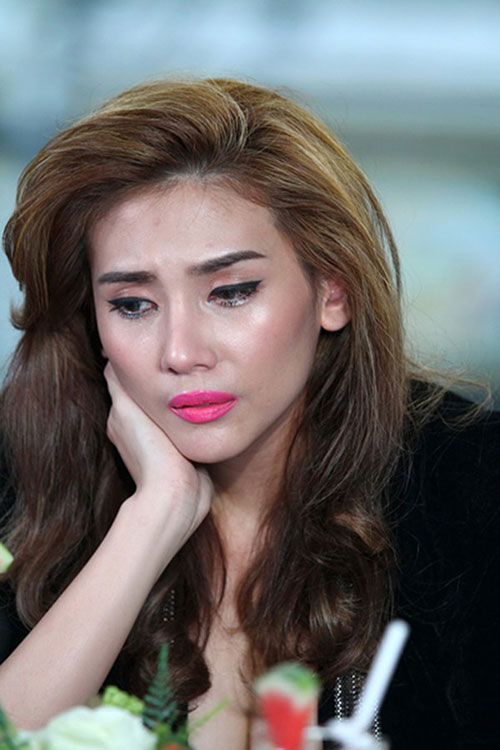 Hoàng Yến khóc như mưa trên truyền hình - 2