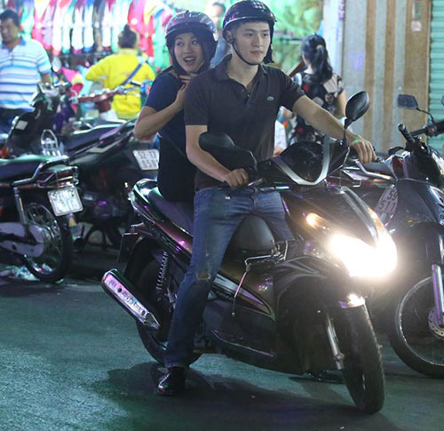 Diễm Hằng và người yêu đi chơi đêm ở Sài Gòn - 10
