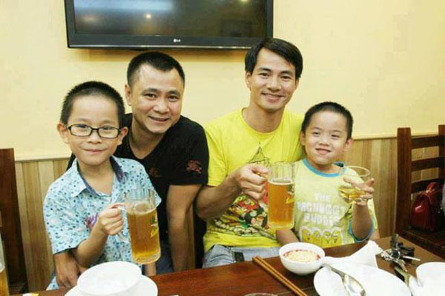 Hai ông bố Xuân Bắc - Tự Long và hai cậu con trai rất thân thiết với nhau.

