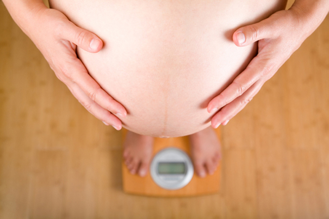 Cuộc sống hiện đại với cơ sở vật chất đầy đủ khiến các mẹ bầu thường tăng cân vượt chuẩn. Việc tăng cân trong thai kỳ là điều đương nhiên nhưng chị em cần biết chỉ nên tăng ở mức độ vừa phải. Tăng cân quá nhiều không hề tốt vì nó khiến mẹ bầu tăng nguy cơ tiểu đường thai kỳ, béo phì, khó sinh nở, còn em bé cũng đối mặt với nguy cơ bị tiểu đường, đầu to khó chào đời và rất nhiều bệnh khác nữa.

Để tránh tăng cân quá nhiều khi mang thai, chị em nên ăn uống vừa phải những đồ ăn dưới đây vì chúng chứa lượng đường lớn, rất dễ khiến mẹ tăng cân.
