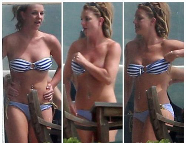 Britney Spears tỏ ra khá thản nhiên khi chiếc áo tắm bị tuột ra khỏi ngực.
