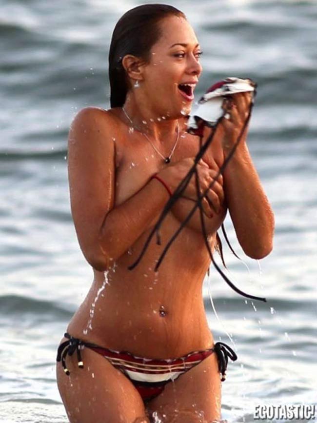 Hình ảnh người mẫu đến từ Brazil bị tụt bikini tới mức lộ nguyên cả vòng 1 khiến cô vội vàng ôm ngực che đậy nhưng không hề tỏ ra xấu hổ.
