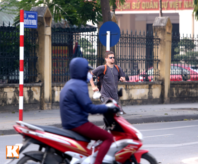 Người nước ngoài mỗi lần sang đường ở Hà Nội luôn cảm thấy hoảng sợ khi đối mặt với các phương tiện giao thông phóng vèo vèo trên phố.
