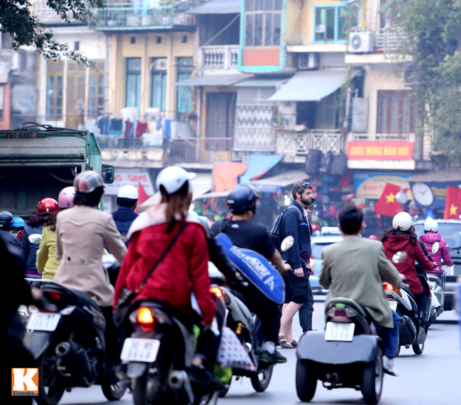Hình ảnh những chiếc xe phóng nhanh không chịu nhường đường cho người đi bộ thường gây sợ hãi cho người nước ngoài khi sang du lịch tại Việt Nam.
