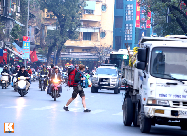 Dù là đoạn đường dành riêng cho người đi bộ, nhưng họ vẫn có cảm giác sợ hãi mỗi khi qua đường tại Việt Nam.
