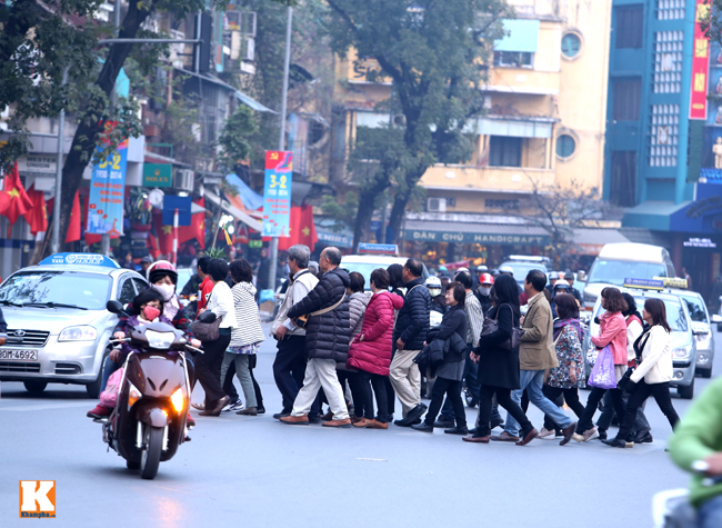 Thường xuyên băng sang đường để thăm thú Hà Nội, đoàn khách này cũng dần quen với việc đi bộ giữa làn xe cộ đông đúc.
