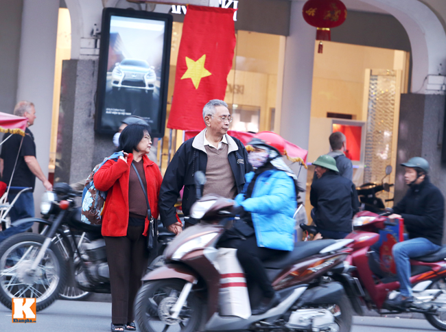 Đôi vợ chồng người Trung Quốc đang cô gắng sang đường tại khu vực Bờ Hồ.
