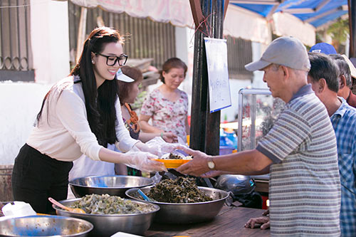 Khánh My trẻ trung đi trao quà Tết ngày cuối năm - 7
