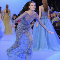 Mẫu trẻ ngã nhoài tại show Elie Saab
