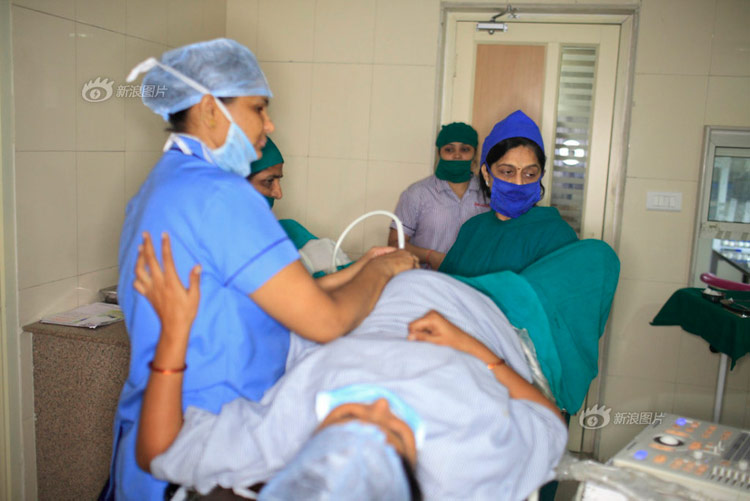 Trong phòng khám của trung tâm, các bác sĩ đang tiến hành cấy ghép phôi thai vào tử cung người đẻ thuê.
