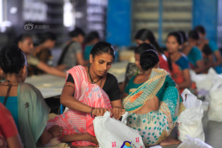 Hình ảnh những người phụ nữ Ấn Độ làm việc tại các nhà máy công nghiệp. Công việc này chẳng đủ để nuôi sống chính bản thân họ. Đây chính là nguyên nhân khiến họ tìm đến với nghề đẻ thuê.
