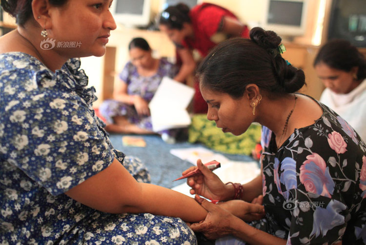 Mỗi buổi sáng tại trung tâm đẻ thuê Akanksha, các bà mẹ sẽ được học cách vẽ móng tay, sơn sửa móng tay. Dù đang mang bầu để đẻ thuê nhưng họ vẫn phải học nhiều ngành nghề khác để phục vụ cho cuộc sống khi không còn là người đẻ thuê nữa.
