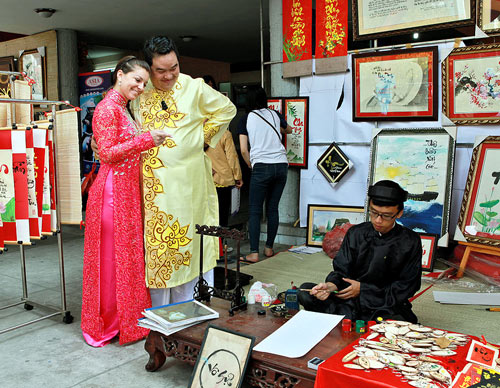 Bạn nhảy Tây của Hoàng Mập mê phong tục Tết Việt - 7