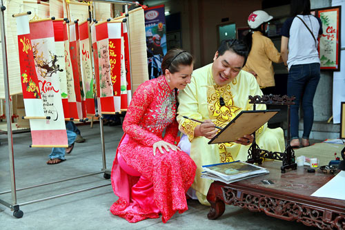 Bạn nhảy Tây của Hoàng Mập mê phong tục Tết Việt - 9